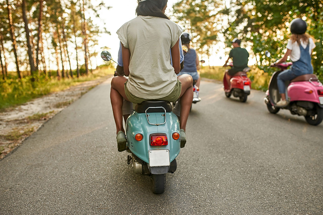 Zwei junge Erwachsene, auf einem Motorroller