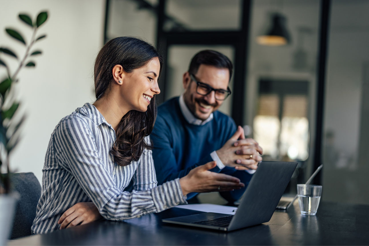 Berater und Kunde vor dem Laptop