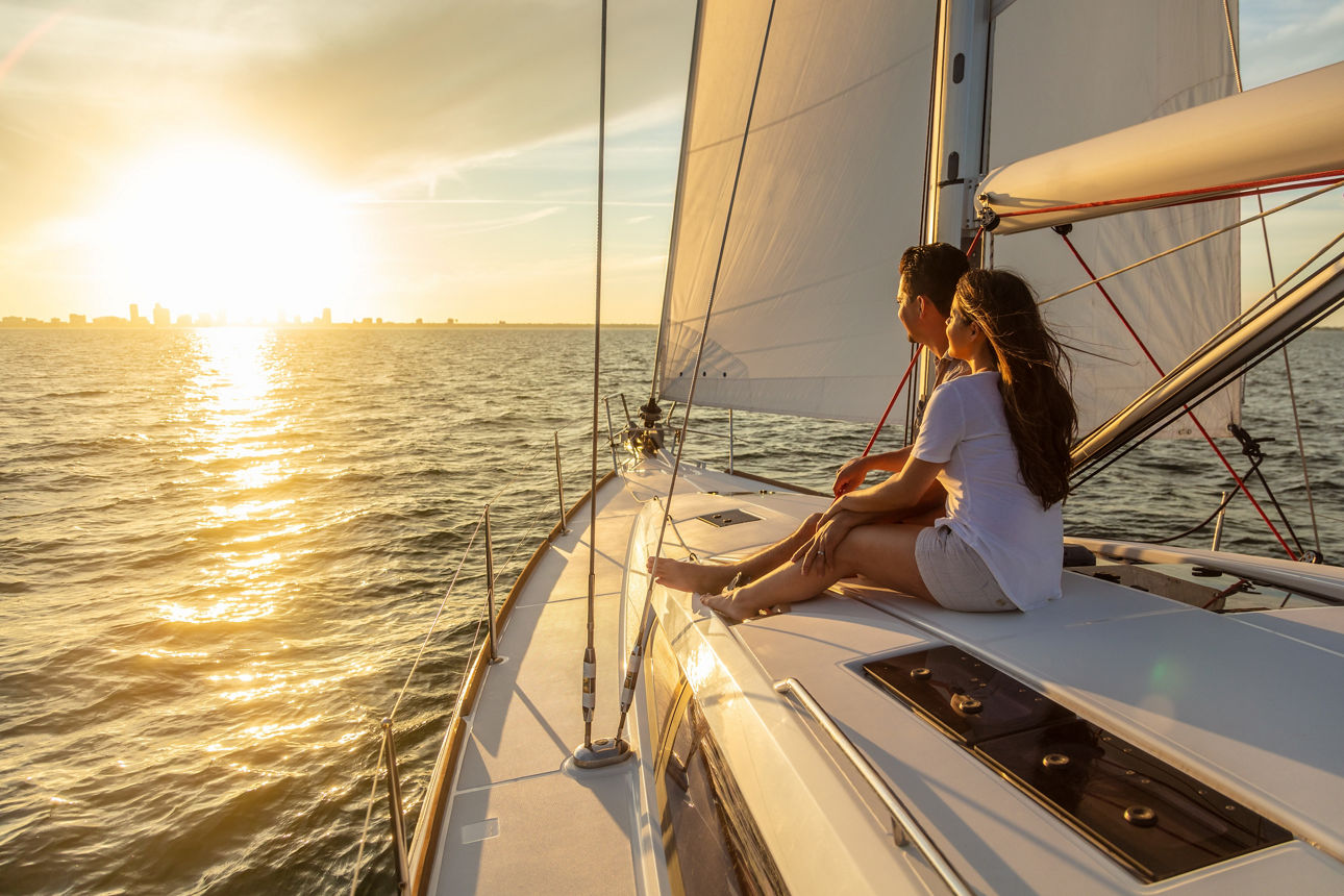Junges Pärchen auf einem Segelschiff