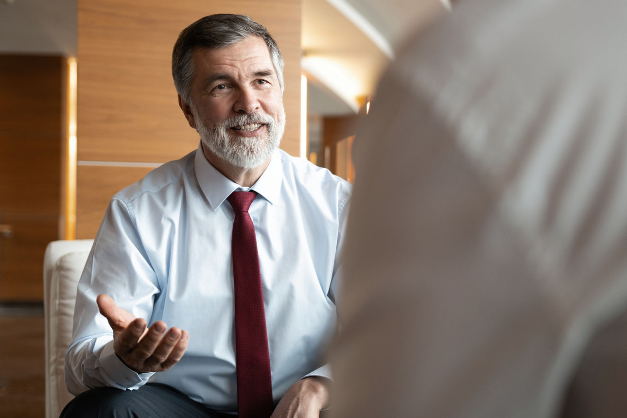 Zwei Männer sitzen in einem Beratungsgespräch