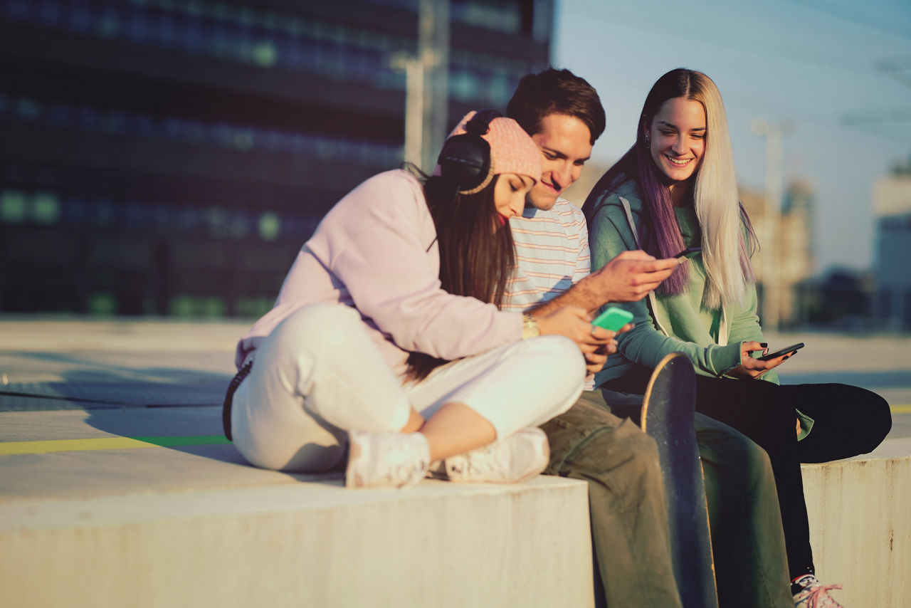 Nutzer kontrolliert auf dem Smartphone seinen Kontostand