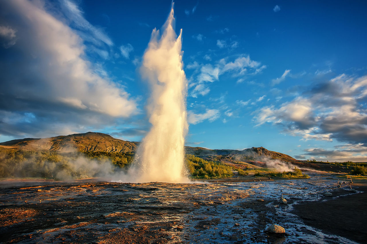 Beeindruckender_Ausbruch_des_Strokkur_Geysirs_in_Island