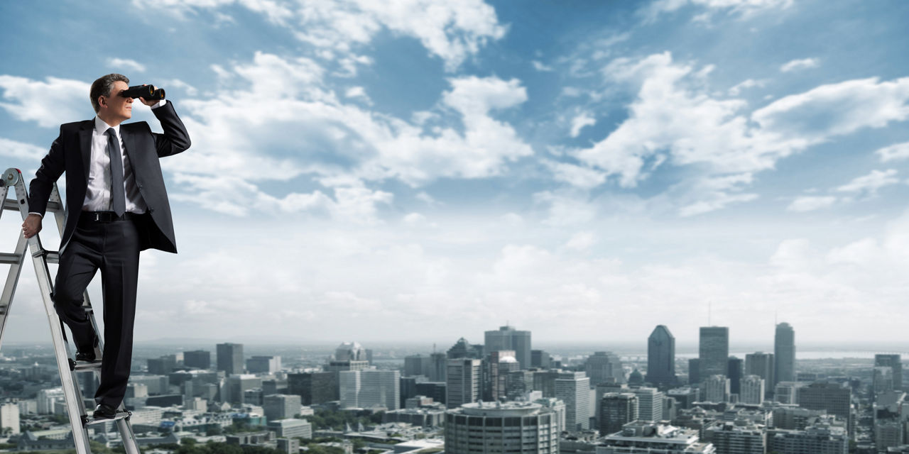 Geschäftsmann mit Fernglas und Ausblick auf Skyline