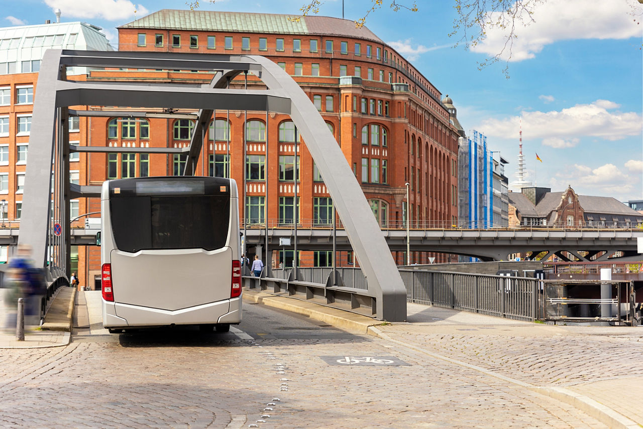 Bus fährt durch Hamburg