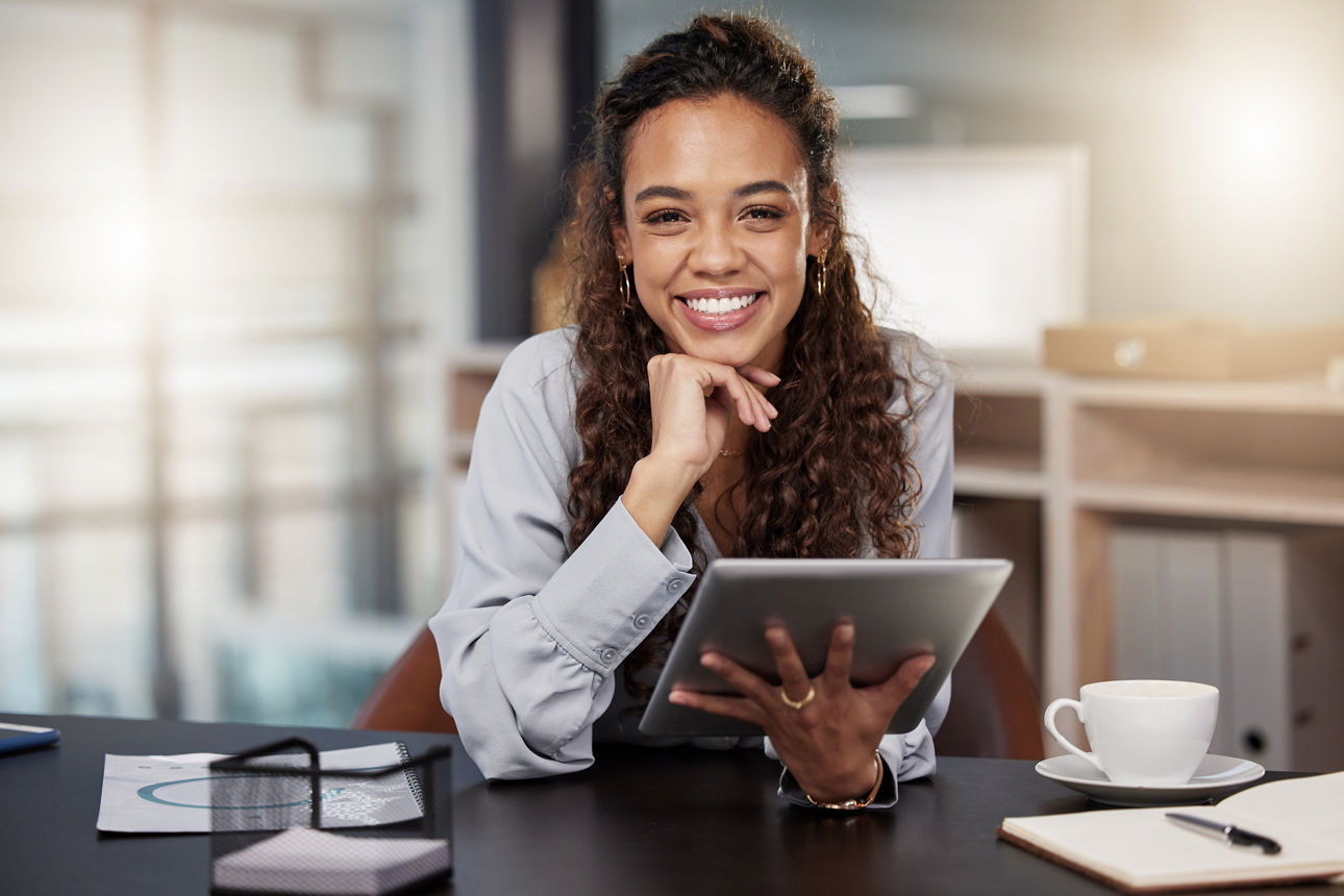 Eine Frau liest ein digitales Magazin