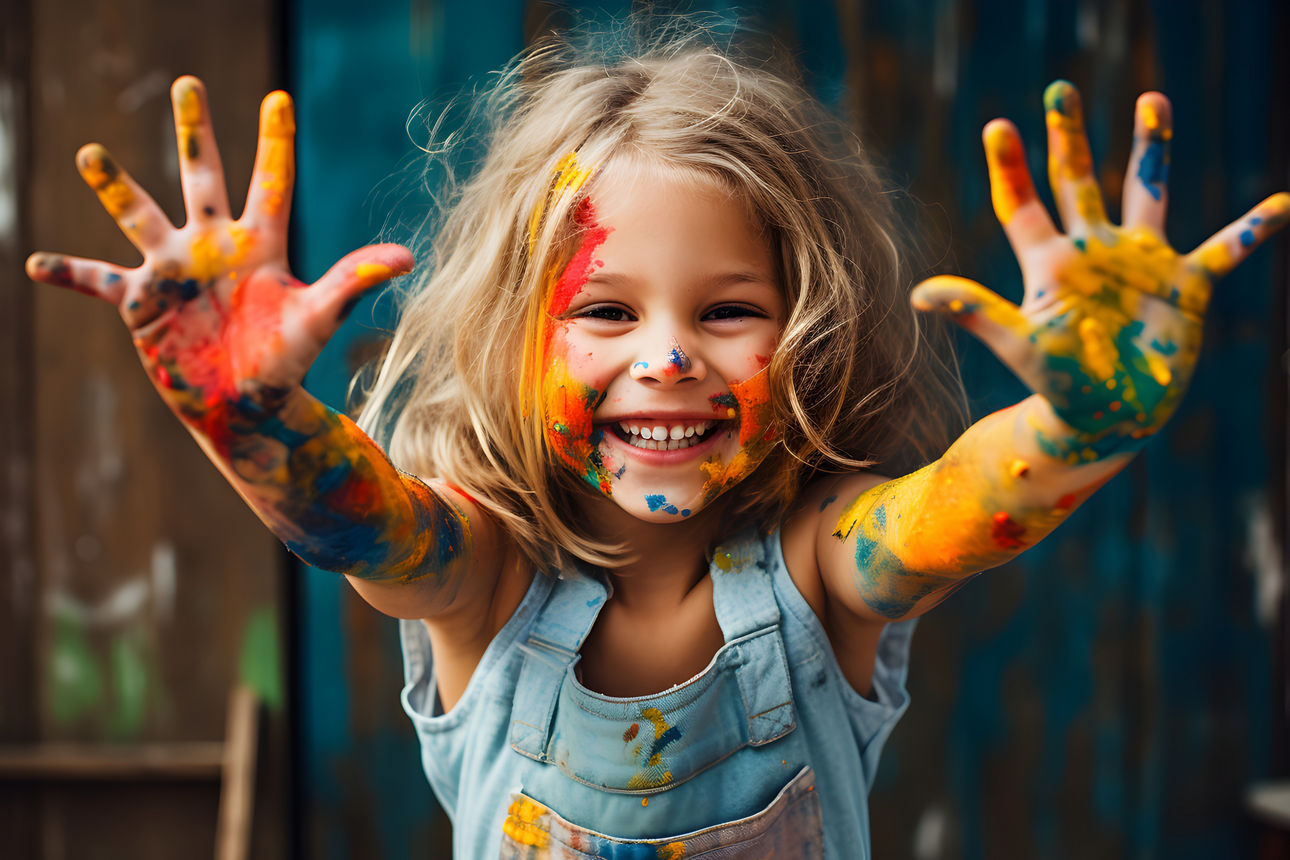 Jugendlicher mit Kopfhörern um den Hals lächelt in die Kamera
