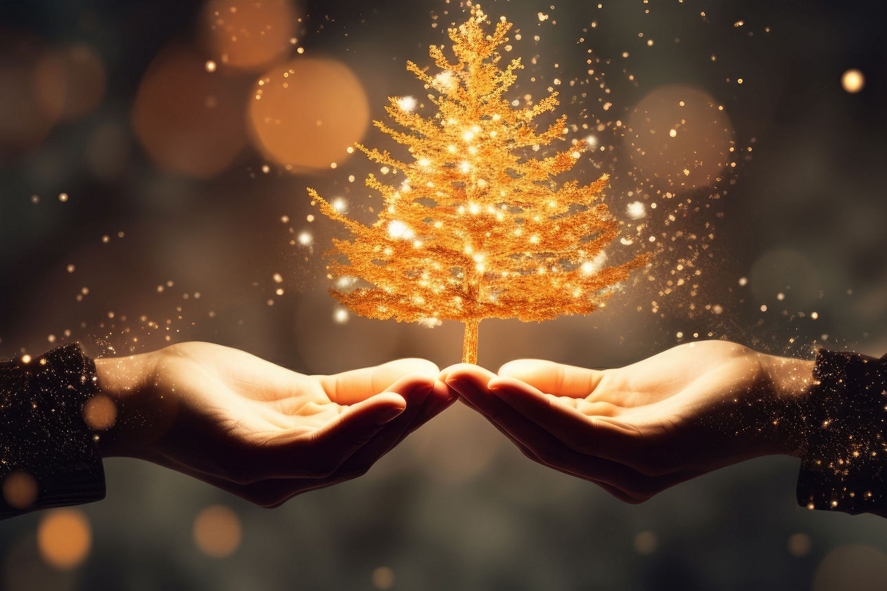 Leuchtender Weihnachtsbaum in Händen