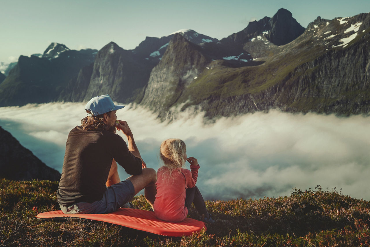 Mann mit Tochter genießt die Natur 