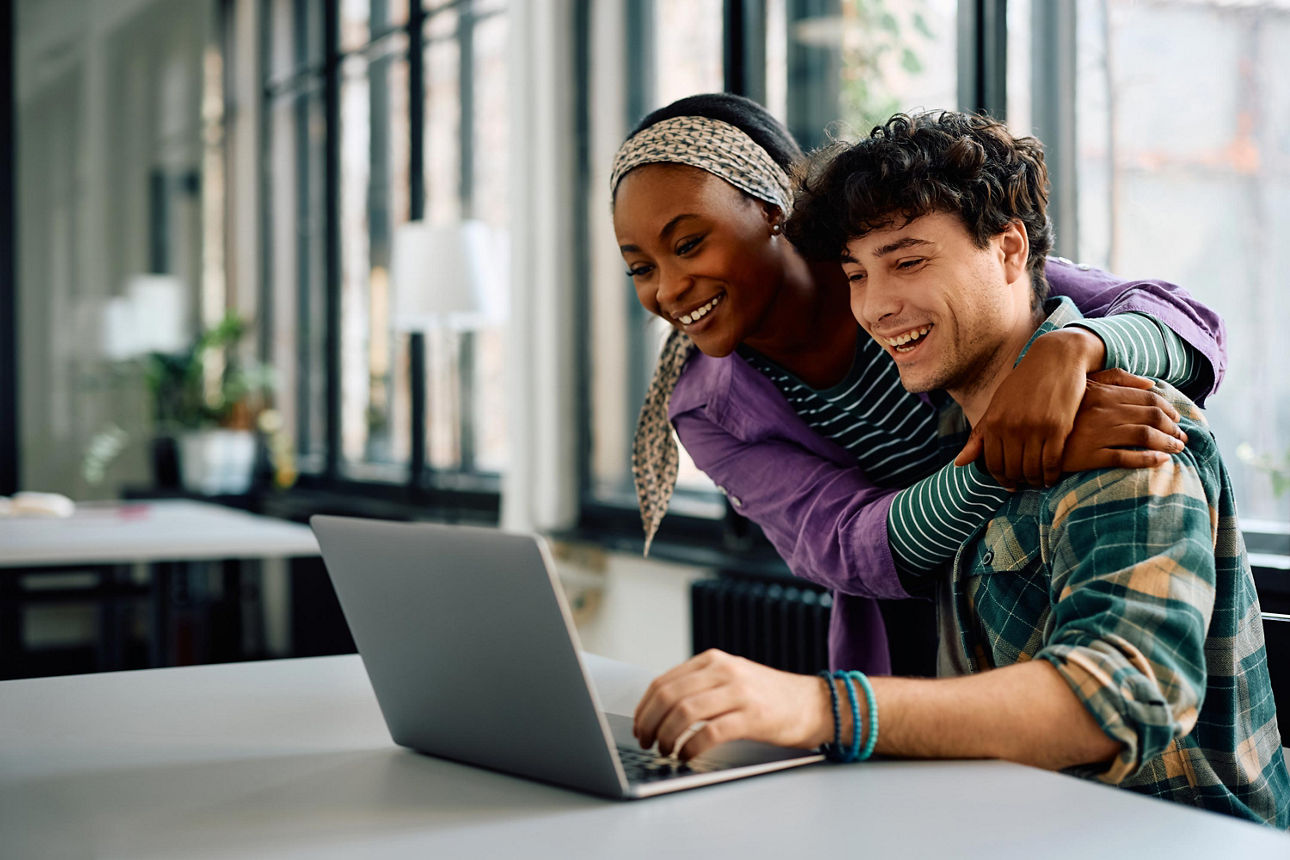 Mann und Frau vor einem Laptop