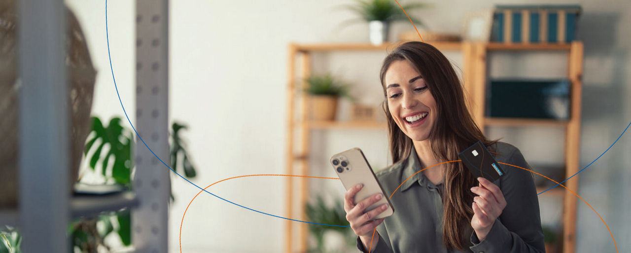 Girokonto Frau schaut aufs Smartphone