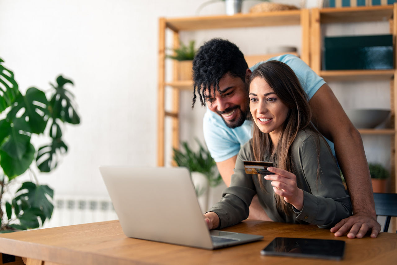 Gemeinschaftskonto, Paar überprüft am Laptop das Online Banking