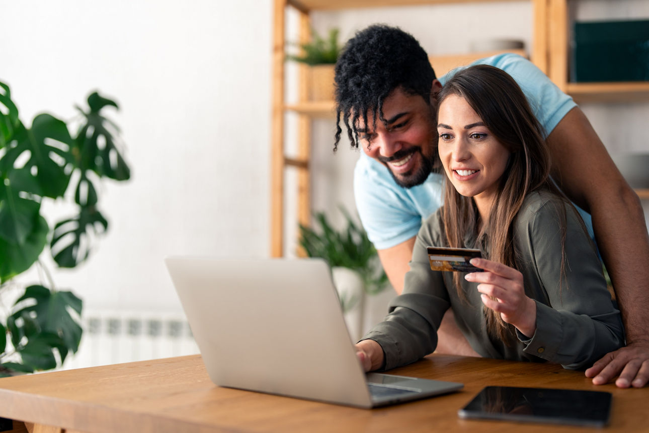 Gemeinschaftskonto, Paar überprüft am Laptop das Online Banking