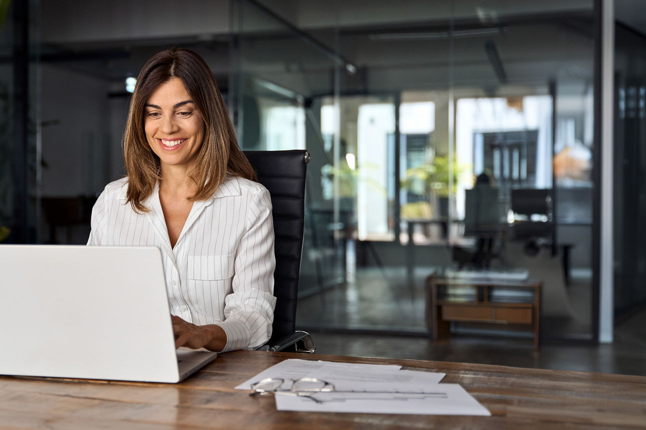 Eine junge Geschäftsfrau arbeitet an ihrem Laptop