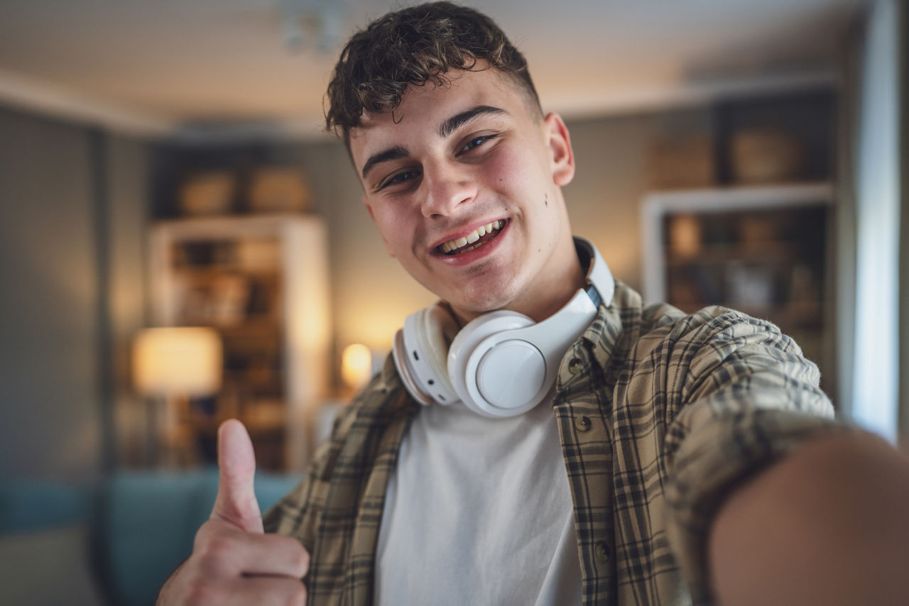 Teenager hält seinen Daumen hoch