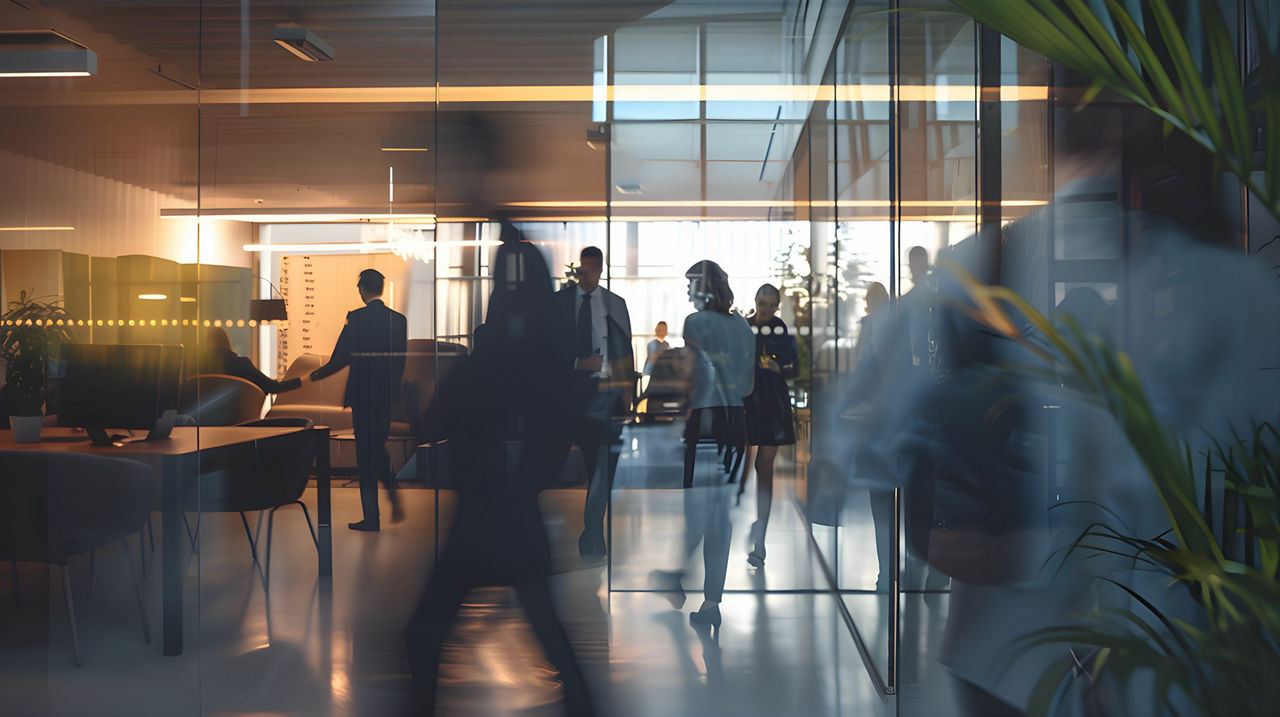 Personen laufen durch ein modernes Büro