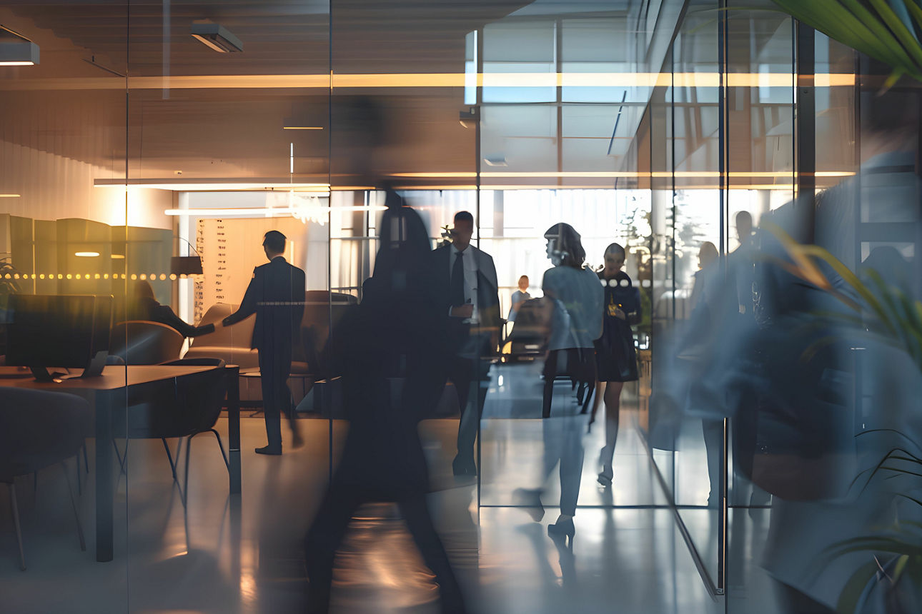 Menschen laufen durch ein modernes Büro