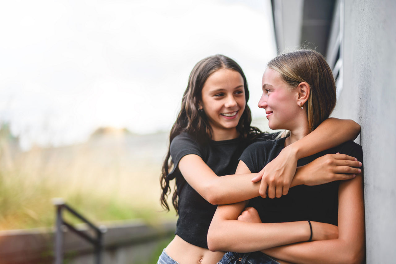 Zwei Freundinen freuen sich über ihr Kinder- und Jugendkonto