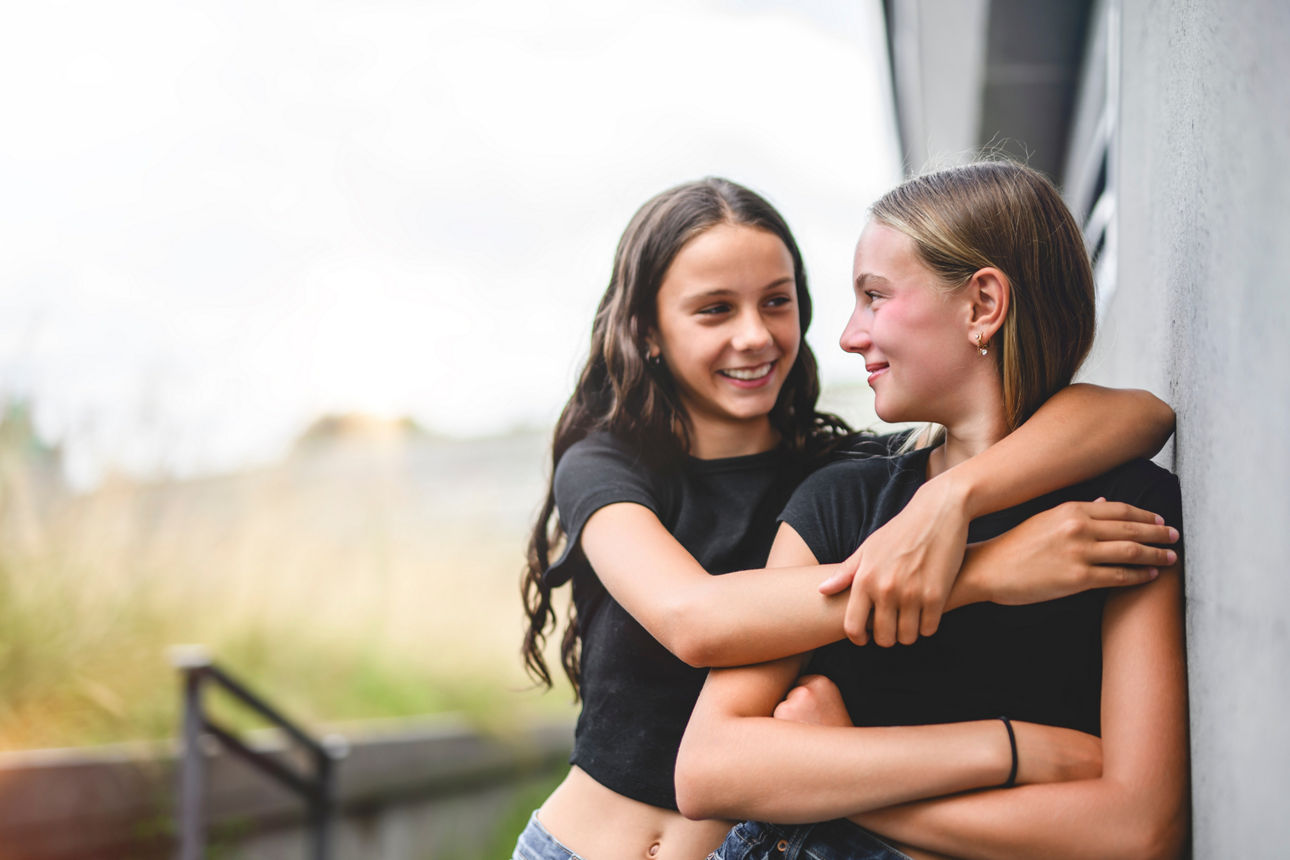 Zwei Freundinen freuen sich über ihr Kinder- und Jugendkonto