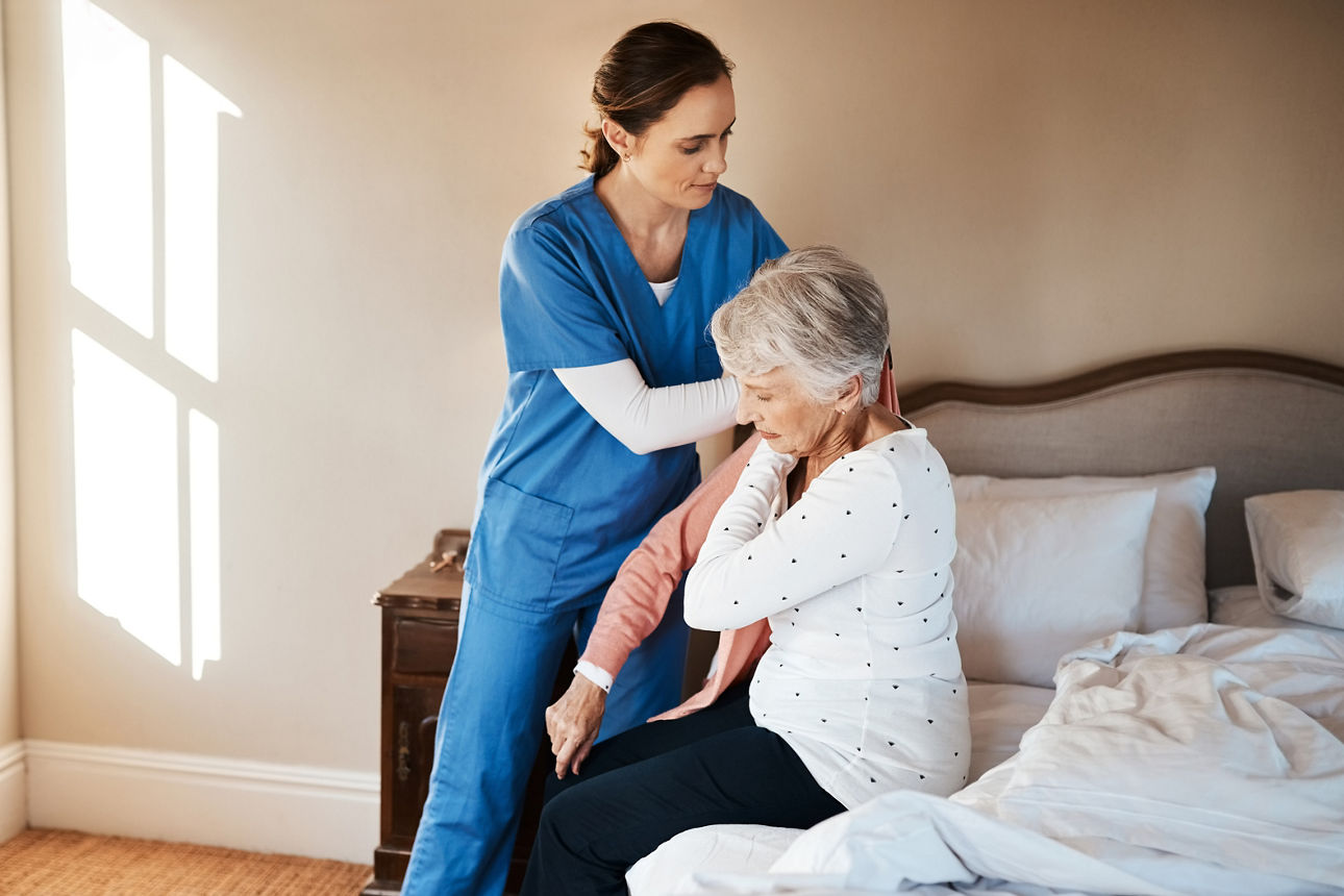 Eine Pflegekraft kümmert sich um ihre Patientin