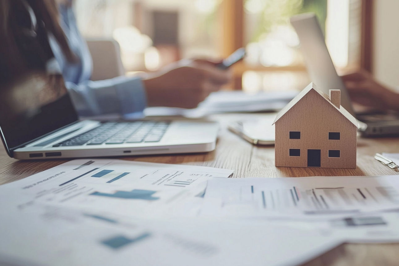 Familie steht vor Rohbau 