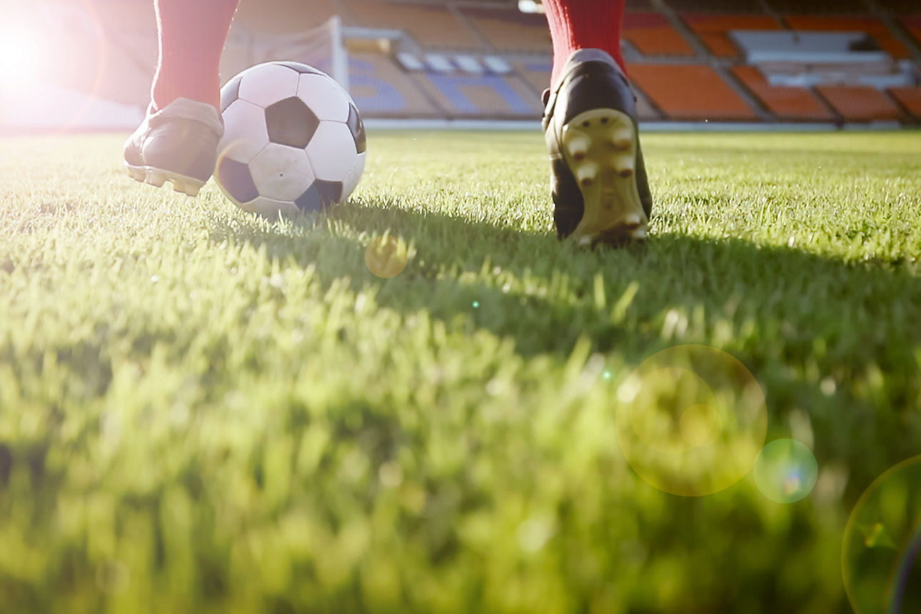 Fussballschuhe und Fussball