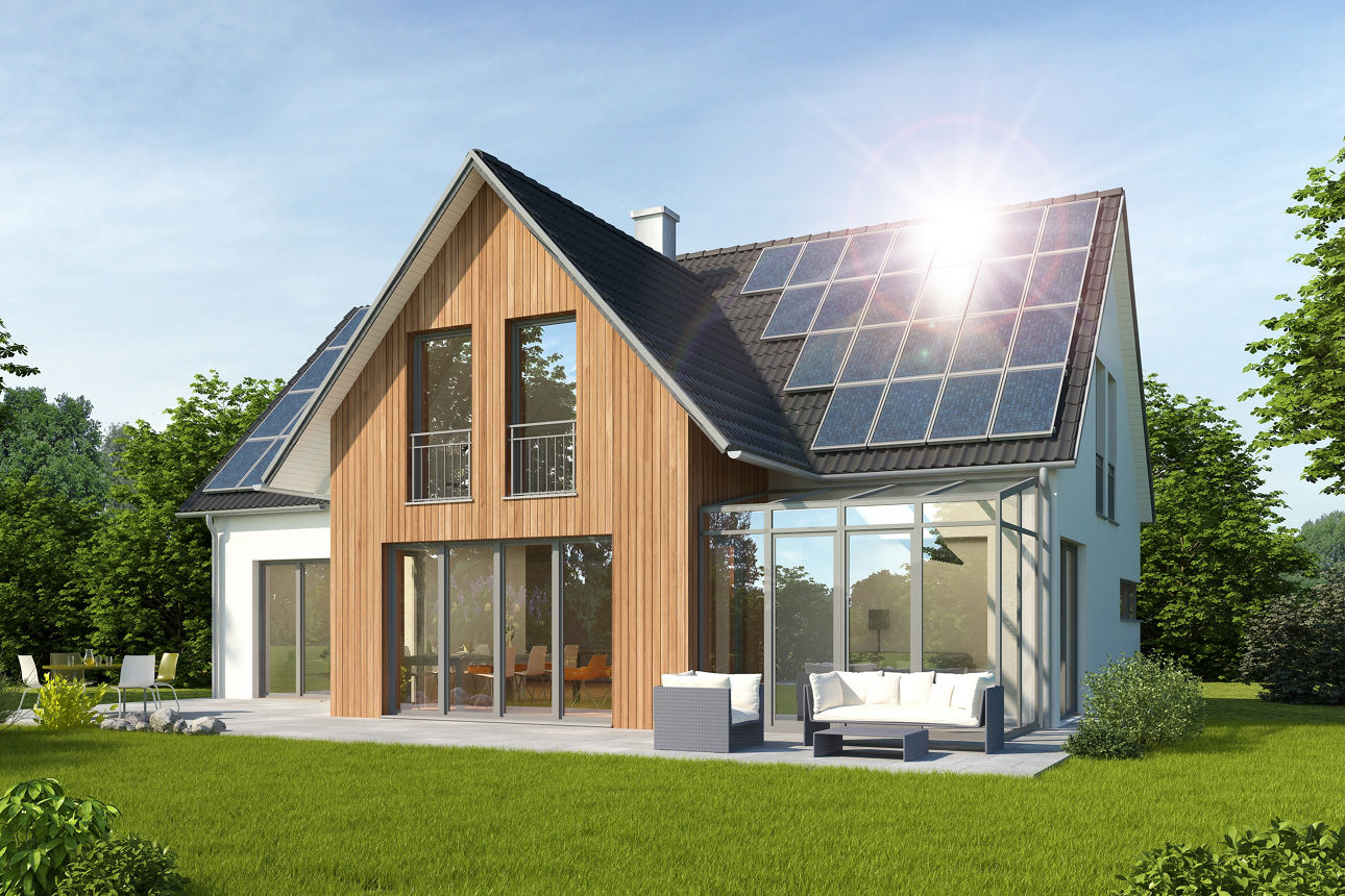 Einfamilienhaus mit Garten und Photovoltaikanlage auf dem Dach.