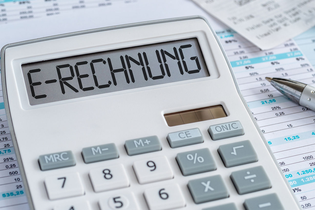 Taschenrechner mit Dokumenten - E-Rechnung