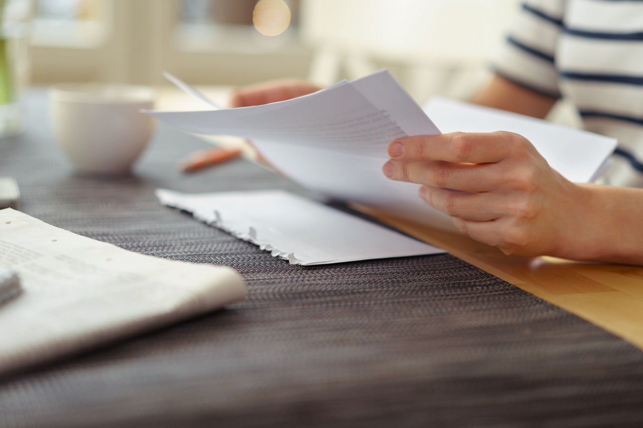 Ein Brief wird geöffnet und gelesen