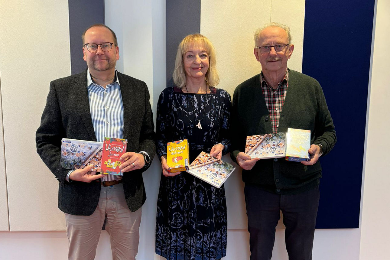 Die Adventskalender und Spiele werden in der Sparda-Filiale Aschaffenburg übergeben