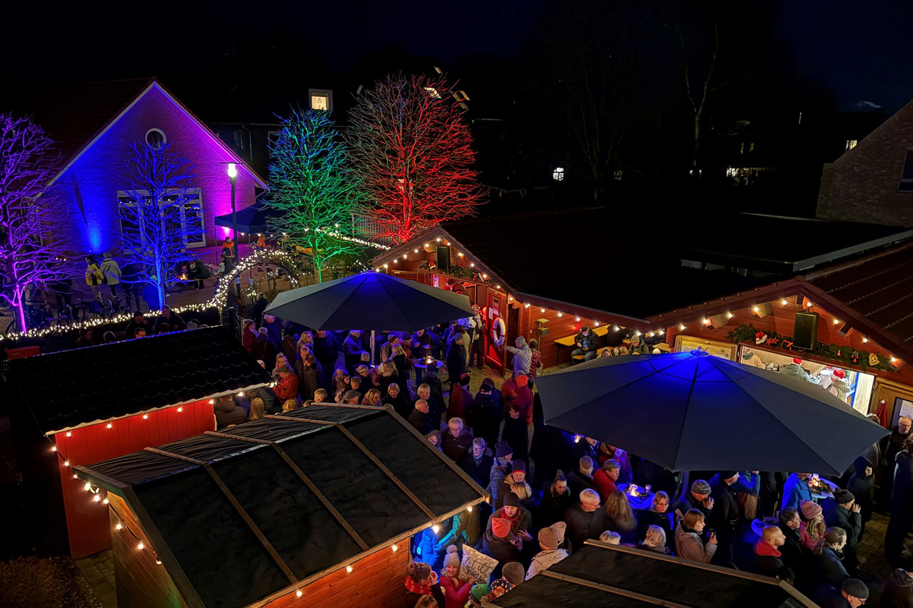 Buden und Menschen auf dem Adventsmarkt der Volksbank eG Westrhauderfehn