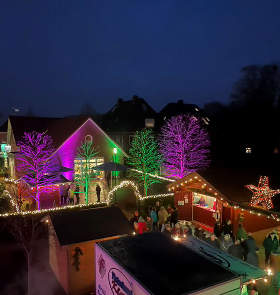 Buden und Menschen auf dem Adventsmarkt der Volksbank eG Westrhauderfehn