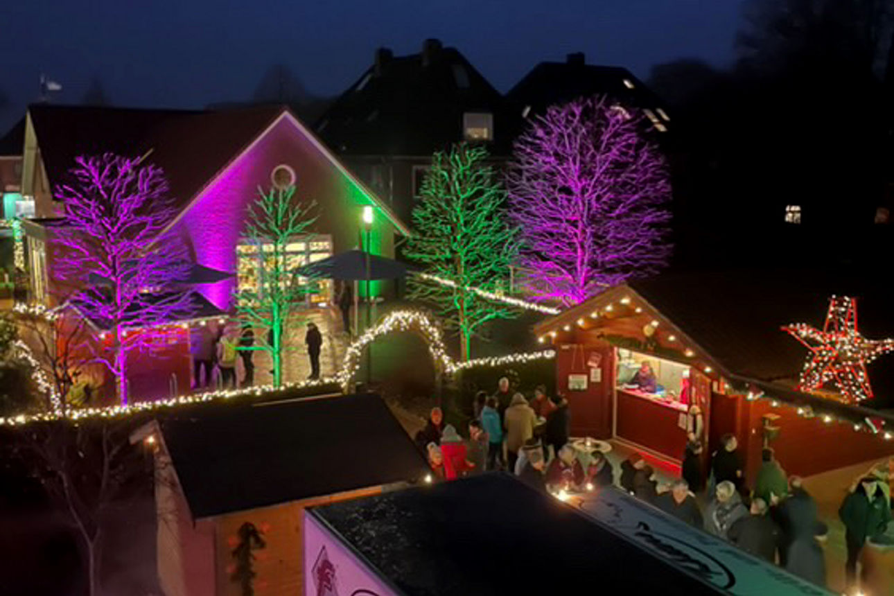Buden und Menschen auf dem Adventsmarkt der Volksbank eG Westrhauderfehn