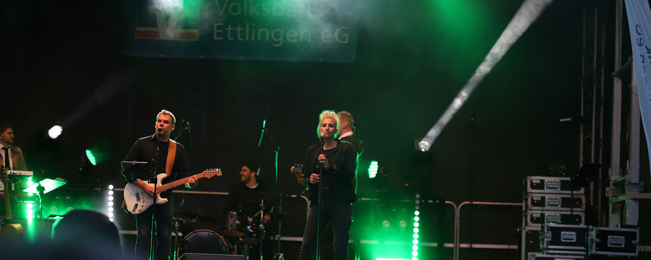 Eine Band spielt auf einer Bühne