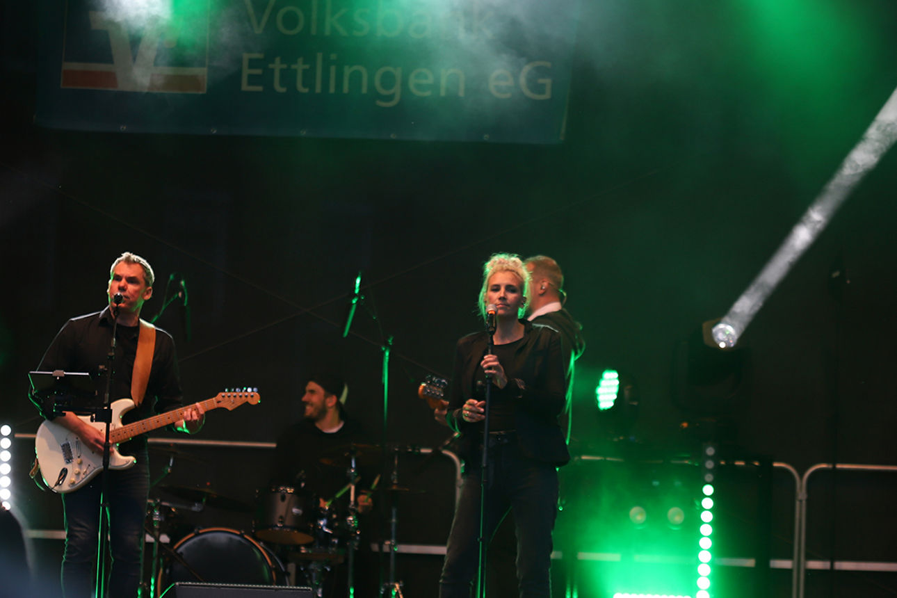 Eine Band spielt auf einer Bühne