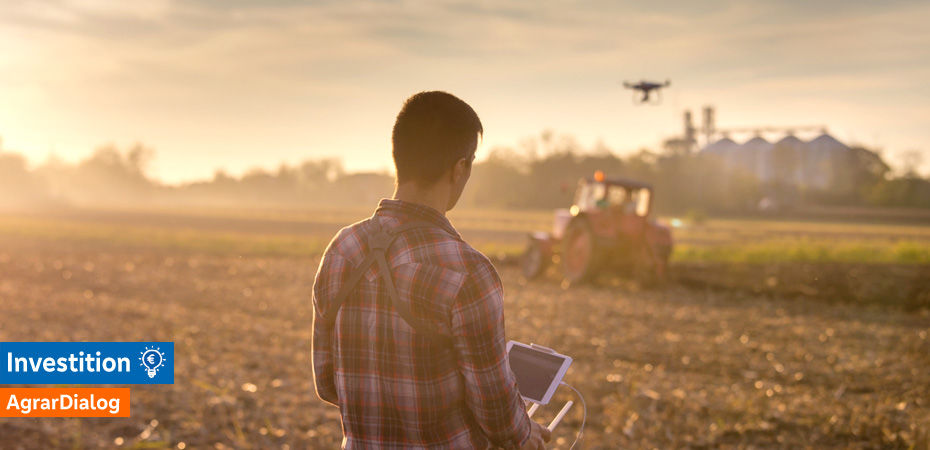 Landwirt am Acker mit Tablet