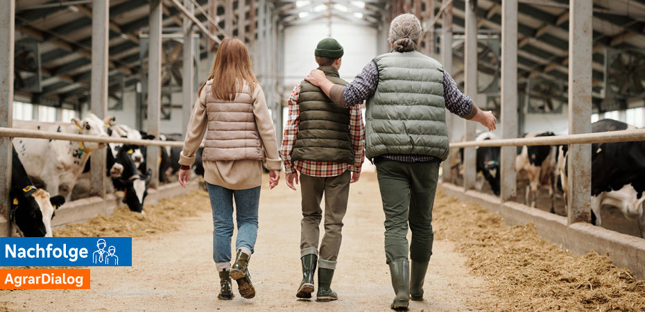 Landwirtin mit Kindern im Kuhstall