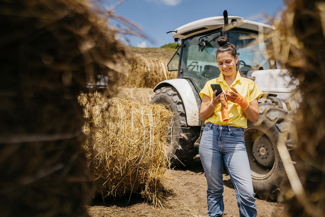Mann arbeitet an Kreissäge.