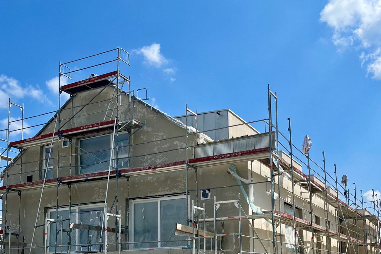 Rohbau eines Neubau Mehrfamilienhauses mit Baugerüsten
