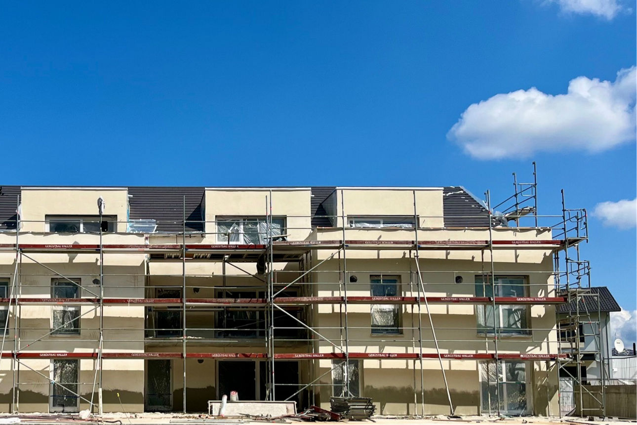 Rohbau eines Neubau Mehrfamilienhauses mit Baugerüsten