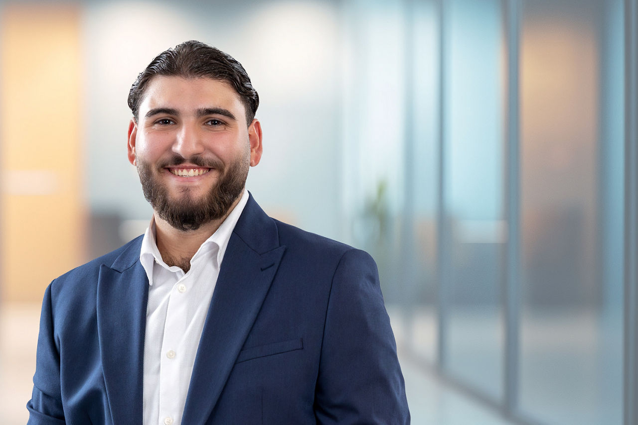 Akin Toplar, Auszubildender bei der Volksbank Bochum Witten eG lächelt in die Kamera