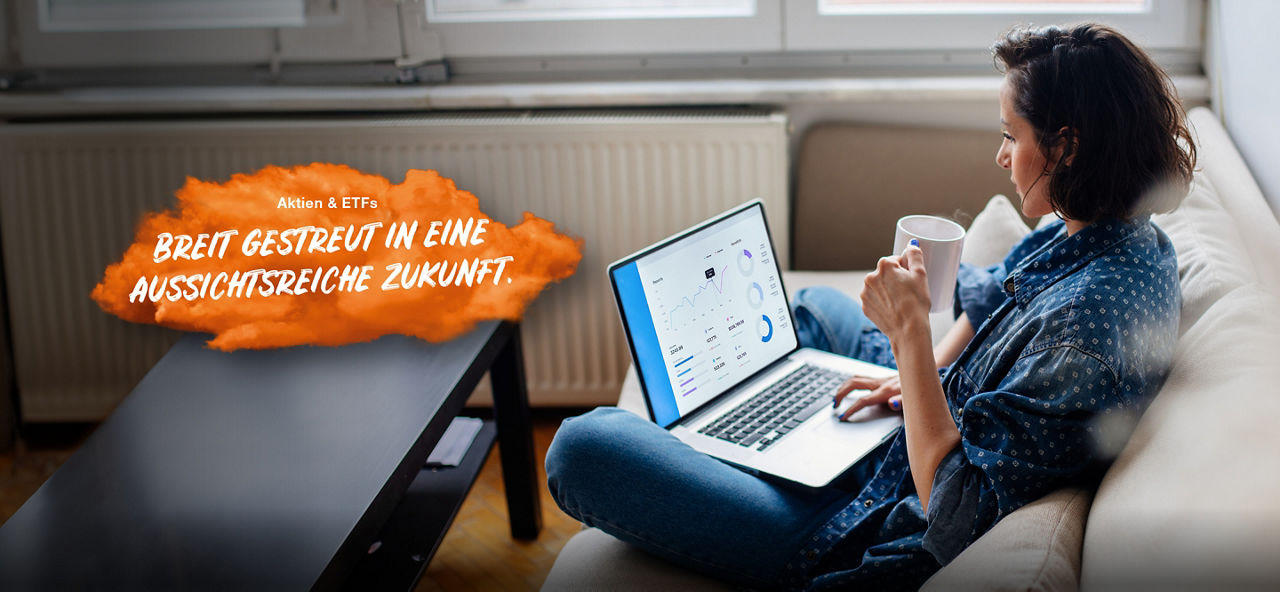 Frau sitzt im Schneidersitz mit einem Laptop auf dem Schoß und einer Kaffeetasse in der Hand auf einem Sofa und schaut sich Aktienwerte an. Links im Bild steht auf einer orangenen Fläche "Aktien & ETFs: Breit gestreut in eine aussichtsreiche Zukunft."