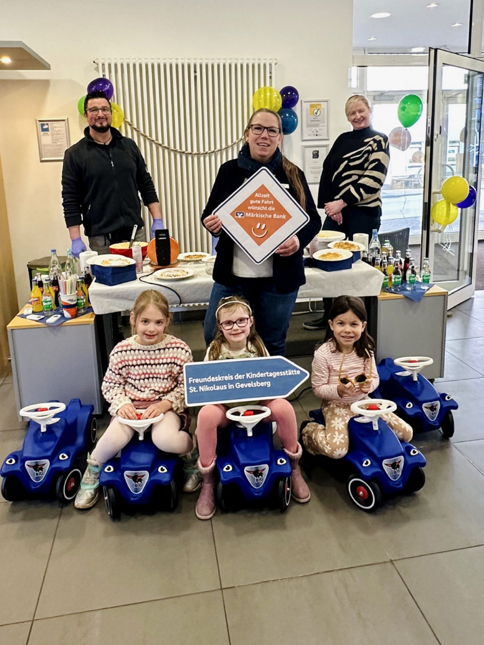 Gruppenfoto: v.l.n.r. Erzieher Thomas Kluba, Filialleiterin Nicole Reich, Bettina Hinrichs, Leiterin des Kindergartens