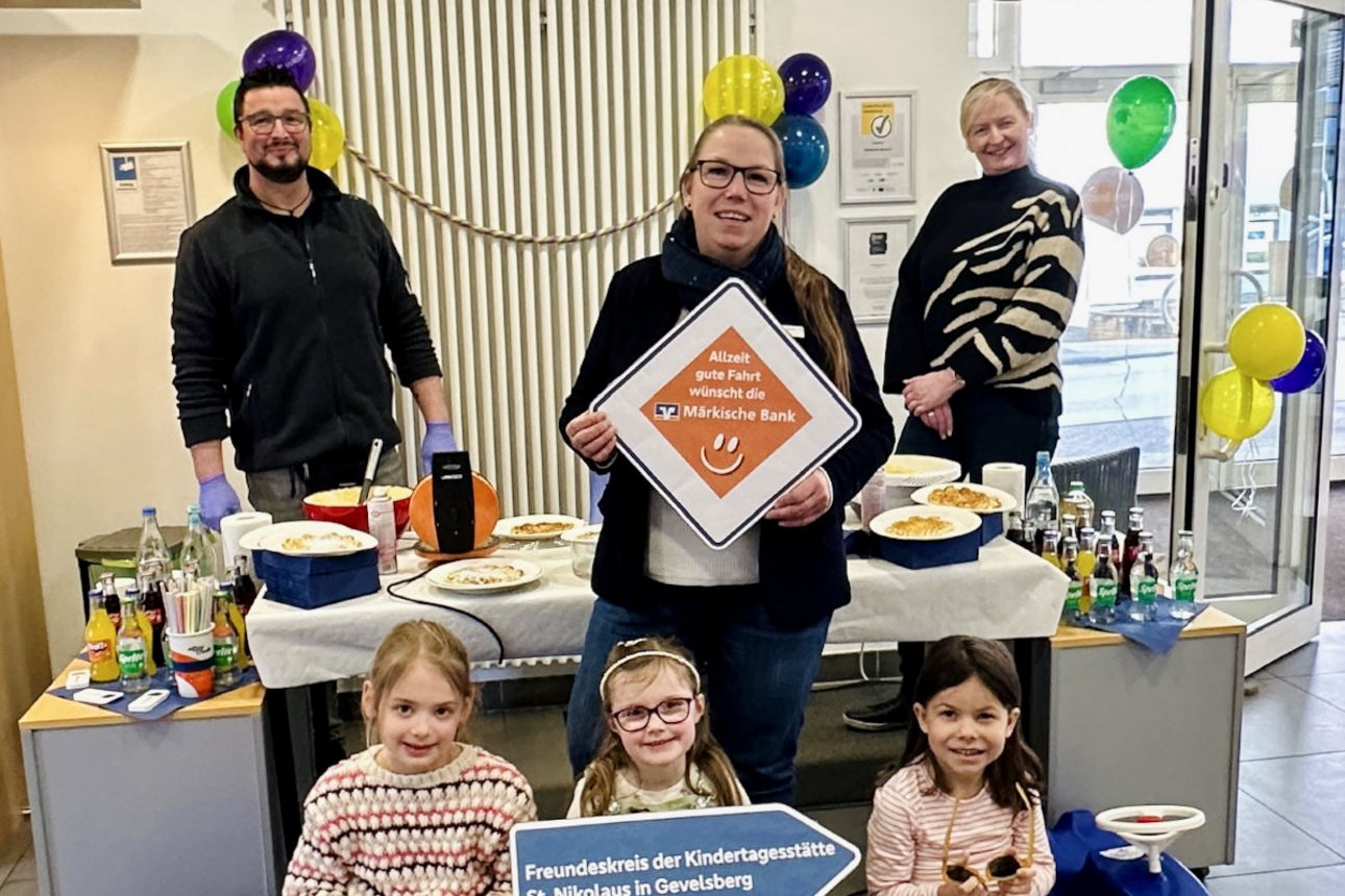 Gruppenfoto: v.l.n.r. Erzieher Thomas Kluba, Filialleiterin Nicole Reich, Bettina Hinrichs, Leiterin des Kindergartens