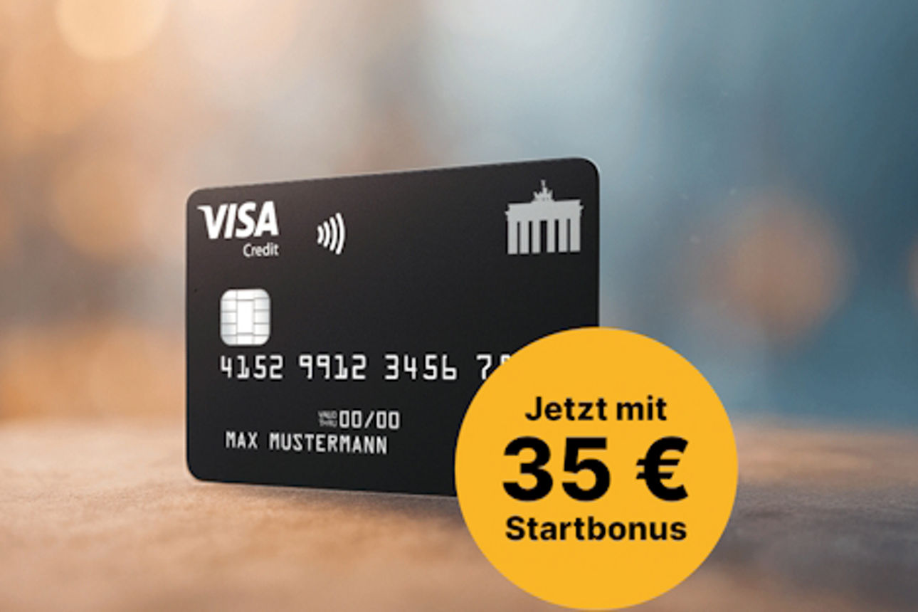 Lächelnde Frau mit Karte und Reise-Equipment