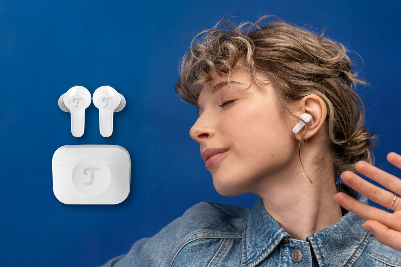 Frau mit Ear Kopfhörern im Ohr, die Kopfhöere sind noch mal abgebildet