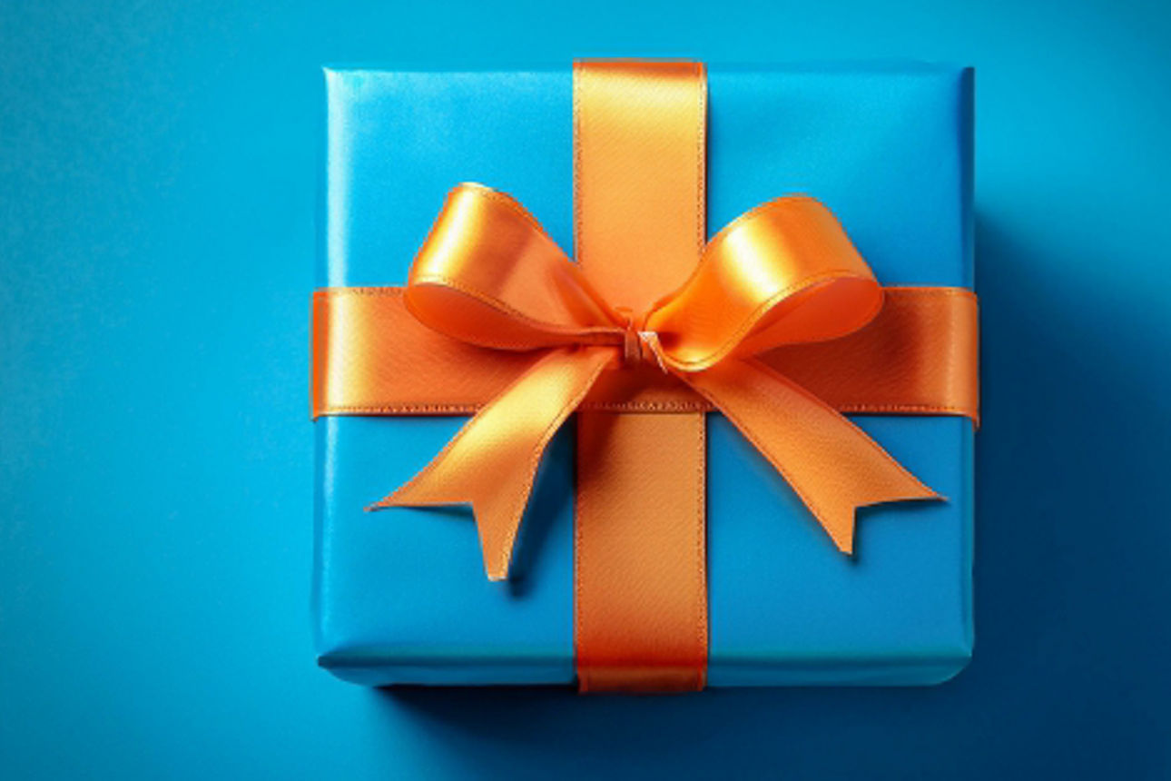 Blaues Geschenk mit orangener Schleife