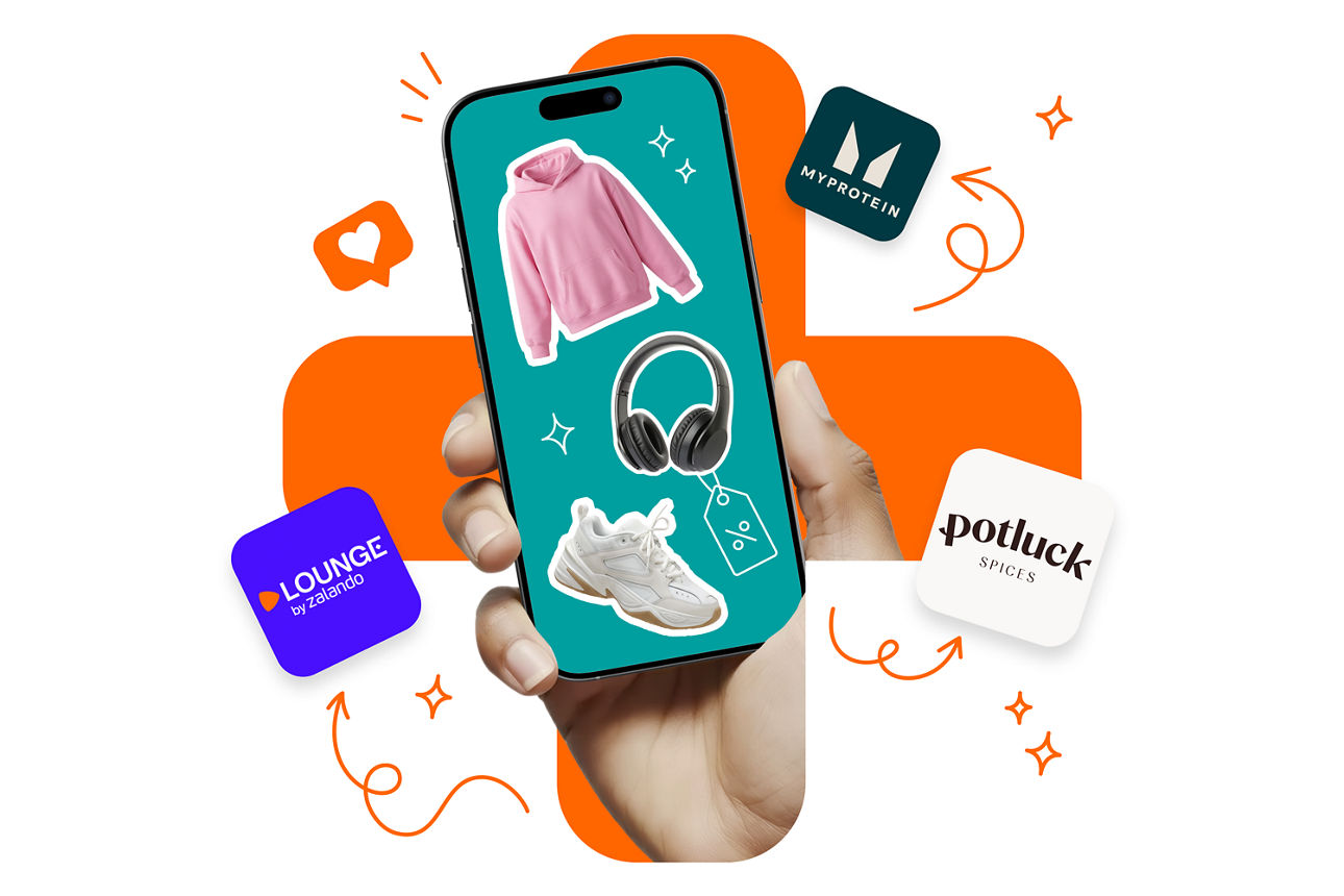 MeinPlus-Aktion im August: Ein Smartphone in einer Hand mit Logos und Online-Einkäufen, wie Sneaker, Kopfhörer und Pullover