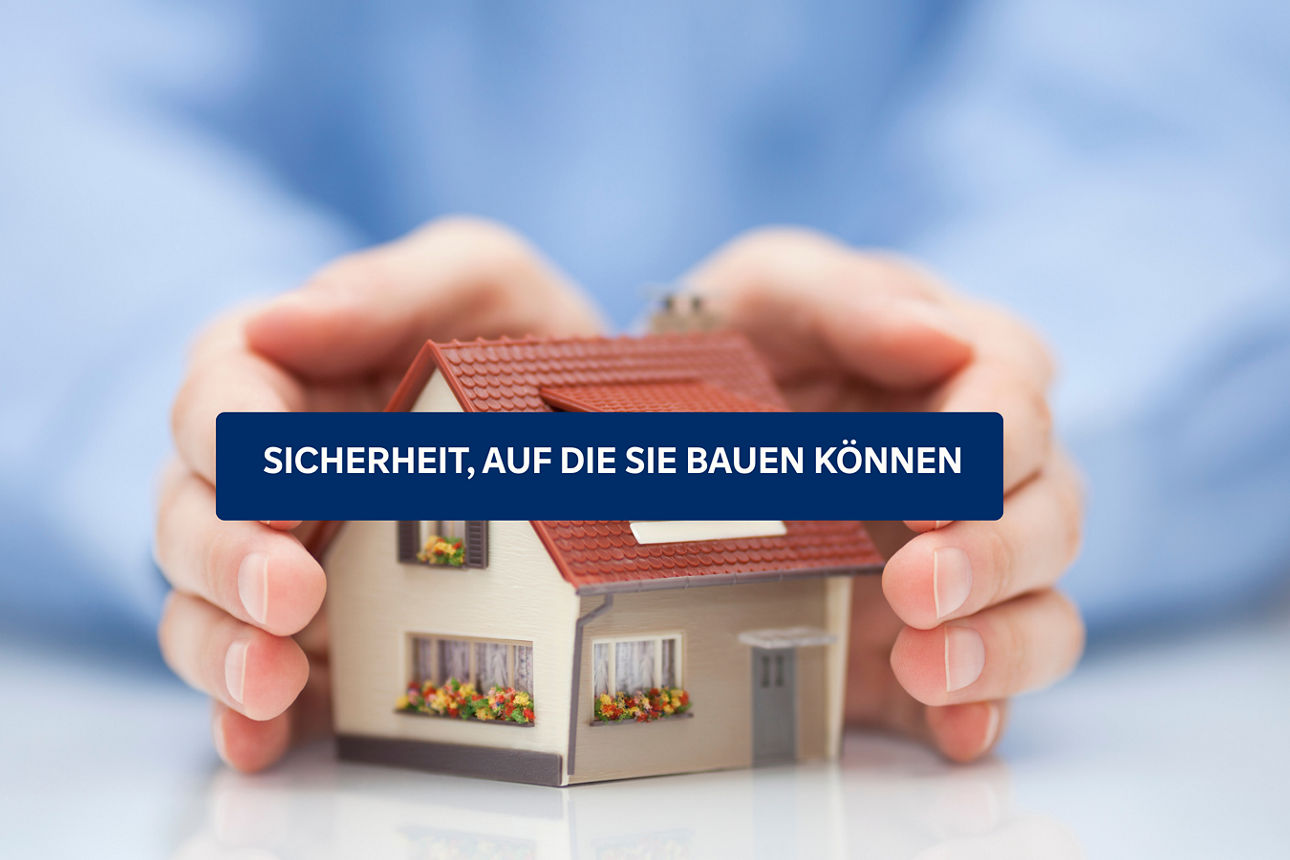Zwei Hände schützen ein Modellhaus. Text: „Sicherheit, auf die Sie bauen können“.