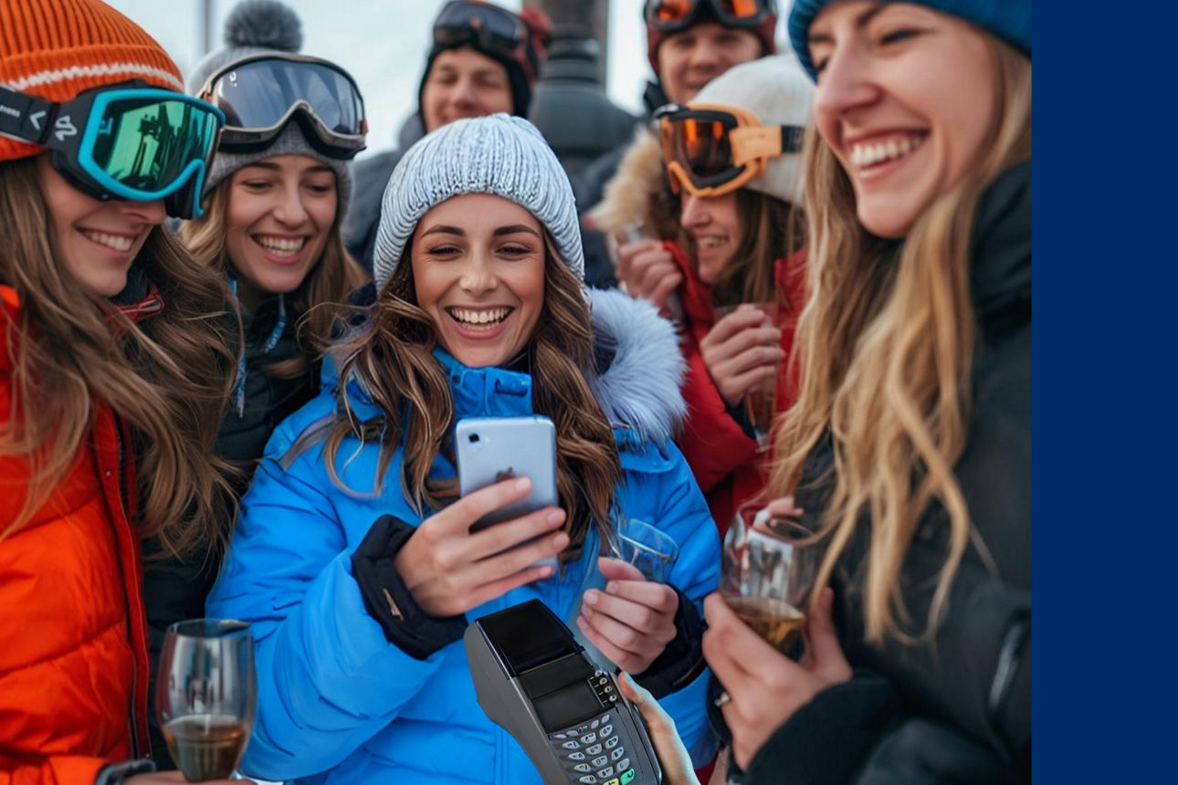 Gruppe von Menschen in Winterkleidung, eine Person hält ein Smartphone und ein Kartenterminal