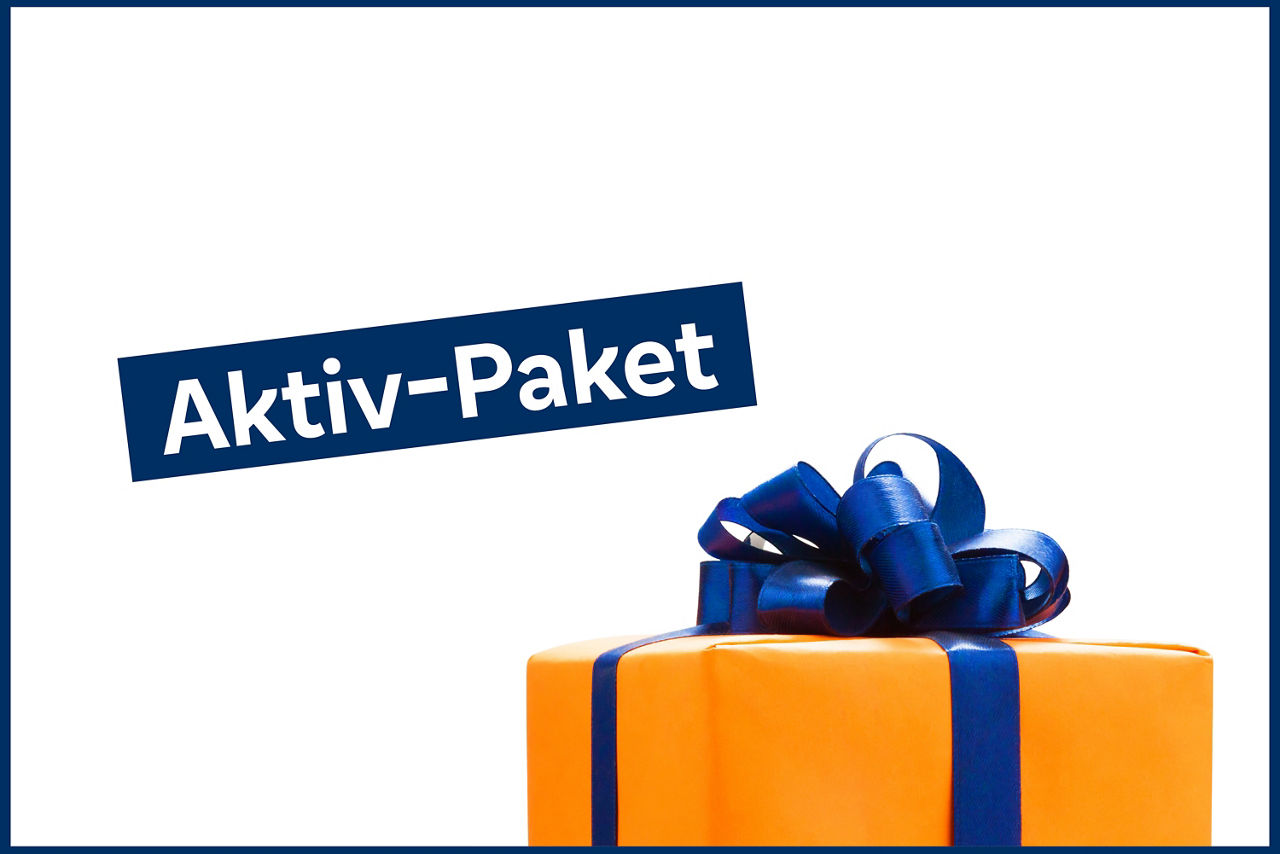 Grafik von einem kleinen orangenem Paket mit blauer Schleife, drüber dunkelblauer Banner mit weißer Schrift "Aktiv-Paket"